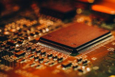 Araba imalatında çip sıkıntısı. Elektronik çiplerin ve elektronik kontrol panellerinin yüksek teknoloji ürünü..