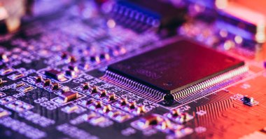 Araba imalatında çip sıkıntısı. Elektronik çiplerin ve elektronik kontrol panellerinin yüksek teknoloji ürünü..