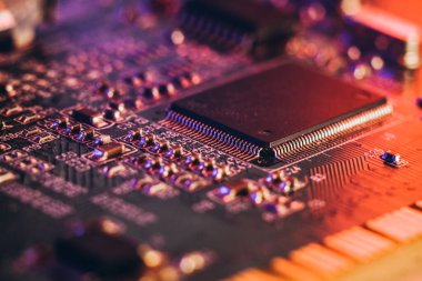 Araba imalatında çip sıkıntısı. Elektronik çiplerin ve elektronik kontrol panellerinin yüksek teknoloji ürünü..