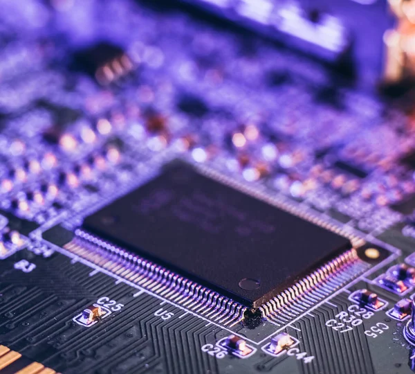 Araba imalatında çip sıkıntısı. Elektronik çiplerin ve elektronik kontrol panellerinin yüksek teknoloji ürünü..