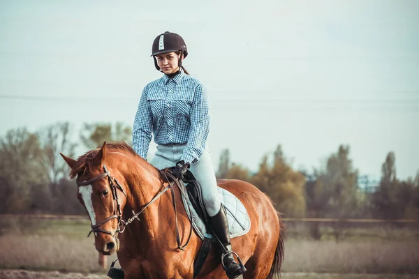 Ung Kvinna Idrottsman Rider Häst Hoppträning Våren Ute Fältet Ridning — Stockfoto