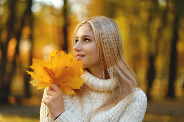 Junge Schöne Blonde Frau Weißen Pullover Spaziert Durch Den Herbstlichen — Stockfoto
