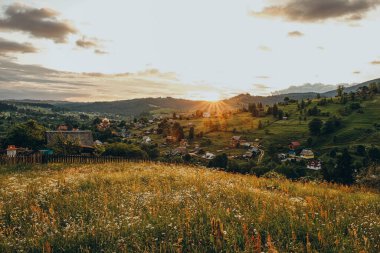 Gün batımında dağ manzarası. Güzel dağ manzarası. Yazın dağlara seyahat et..