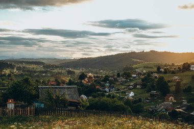 Gün batımında dağ manzarası. Güzel dağ manzarası. Yazın dağlara seyahat et..