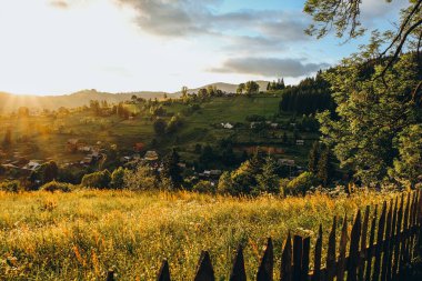 Gün batımında dağ manzarası. Güzel dağ manzarası. Yazın dağlara seyahat et..