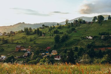 Gün batımında dağ manzarası. Güzel dağ manzarası. Yazın dağlara seyahat et..