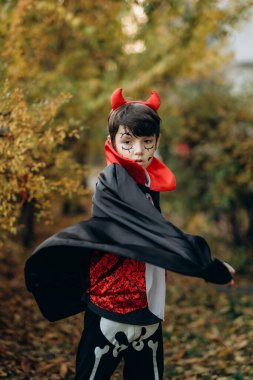 Cadılar Bayramı için hazırlanıyorum. Vampir gibi giyinmiş bir çocuk Cadılar Bayramı için hazırlanıyor..