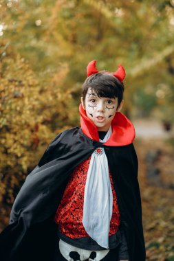 Cadılar Bayramı için hazırlanıyorum. Vampir gibi giyinmiş bir çocuk Cadılar Bayramı için hazırlanıyor..