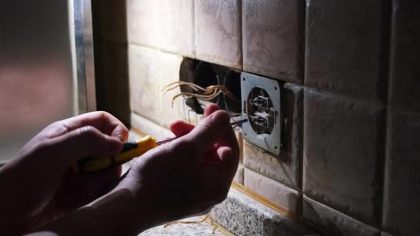 电工在黑暗中修理公寓的电源插座.静态射击。家居翻新概念 — 图库视频影像