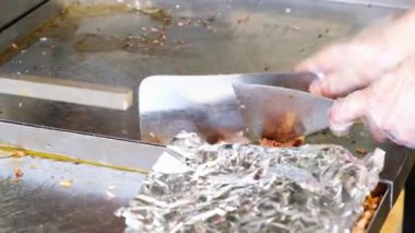 Shawarma için et kesen adam. Shawarma pişirme işlemi. Sokak yemeği.