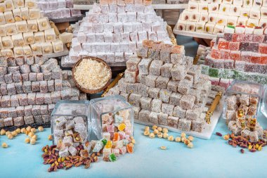 Türk zevki arka planı. Zevk çeşitleri. Türklerin çeşitli dolguları var, bir pastanede satılıyor, bir pastanenin tezgahında duruyor..