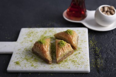 Baklava dükkanı. Türk şam fıstığı ve yufka tatlısı, mermer tepside bir tabak şam fıstığı baklavası..