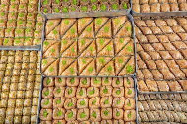 Baklava Dükkanı. Türkçe tatlı dükkanında geleneksel dizi baklava. Karışık tepsi baklavası, Türk baklavası, Türk kültürü.. 