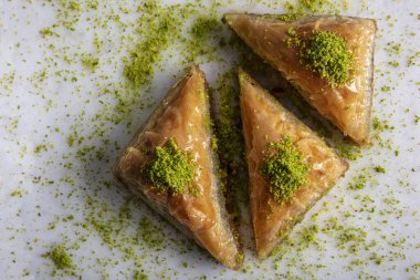 Baklava dükkanı. Türk şam fıstığı ve yufka tatlısı, mermer tepside bir tabak şam fıstığı baklavası..