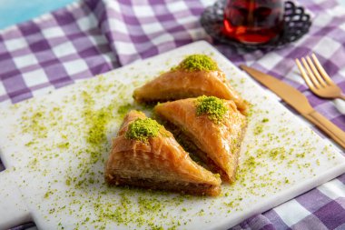 Baklava dükkanı. Türk şam fıstığı ve yufka tatlısı, mermer tepside bir tabak şam fıstığı baklavası..