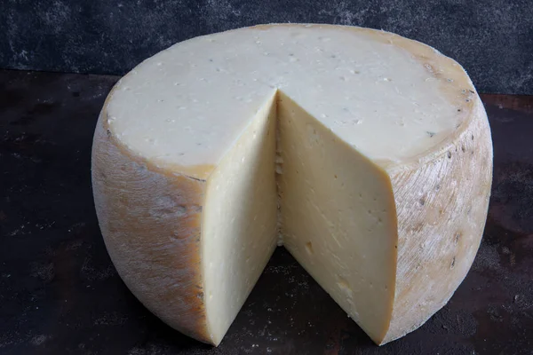 Oude Cheddar Kaas Wielgerijpte Kaas Verouderd Cheddar Kaas Wiel Donkere — Stockfoto