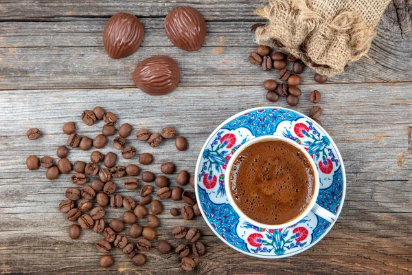 木製のテーブルの上にトルココーヒー トルコのコーヒーセラミック伝統的なカップ テーブルの上に散在するコーヒー豆 — ストック写真