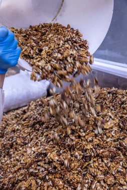 Cevizler cevizli baklava yapmak için ayrılır. Kabuksuz ceviz (resmi dolduruyor). Taze ceviz arkaplanı. Ceviz arkaplan. Ceviz dokusu. Sağlıklı yemek..