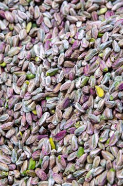 Baklava fabrikasında şam fıstığı hazırlıyorum. Tuzsuz, yeşil fıstıklı bir arka plan. Bronte, Sicilya 'lı Pistachio. 