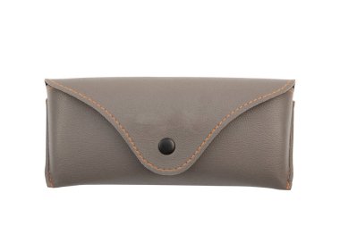 Gözlük kutusu. Bardaklar için boş deri çanta. Beyaz arkaplanda izole edilmiş gözlük kutusu. 