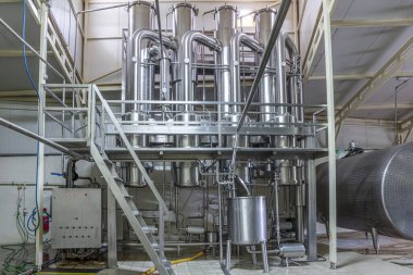 Modern mandıra tesislerinde teknolojik ekipman. Süt ürünleri üretimi. Fabrika, fabrika faaliyet modunda. Üretimin otomasyonu, taşıyıcılar.