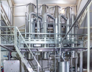 Modern mandıra tesislerinde teknolojik ekipman. Süt ürünleri üretimi. Fabrika, fabrika faaliyet modunda. Üretimin otomasyonu, taşıyıcılar.