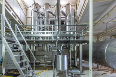 Modern mandıra tesislerinde teknolojik ekipman. Süt ürünleri üretimi. Fabrika, fabrika faaliyet modunda. Üretimin otomasyonu, taşıyıcılar.