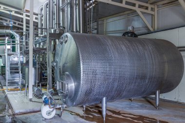 Modern mandıra tesislerinde teknolojik ekipman. Süt ürünleri üretimi. Fabrika, fabrika faaliyet modunda. Üretimin otomasyonu, taşıyıcılar.