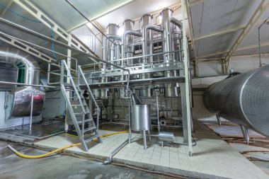 Modern mandıra tesislerinde teknolojik ekipman. Süt ürünleri üretimi. Fabrika, fabrika faaliyet modunda. Üretimin otomasyonu, taşıyıcılar.