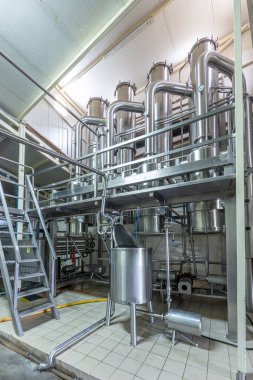 Modern mandıra tesislerinde teknolojik ekipman. Süt ürünleri üretimi. Fabrika, fabrika faaliyet modunda. Üretimin otomasyonu, taşıyıcılar.