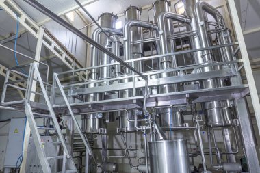 Modern mandıra tesislerinde teknolojik ekipman. Süt ürünleri üretimi. Fabrika, fabrika faaliyet modunda. Üretimin otomasyonu, taşıyıcılar.