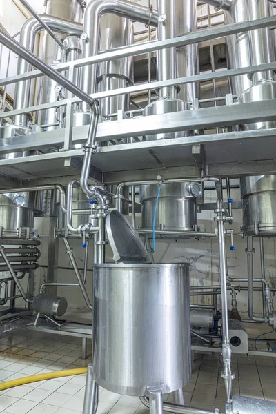 Modern mandıra tesislerinde teknolojik ekipman. Süt ürünleri üretimi. Fabrika, fabrika faaliyet modunda. Üretimin otomasyonu, taşıyıcılar.