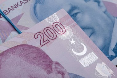 Türk Lirası banknotu. 100, 200 Türk lirası. Bir demet Lira, beyaz üzerine izole edilmiş..