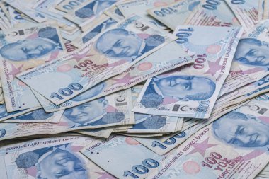 Türk Lirası banknotu. 100, 200 Türk lirası. Bir demet Lira, beyaz üzerine izole edilmiş..