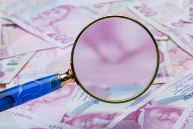 200 Türk lirasını büyüteçle kapat. Tasarruf, finans, iş, hedef başarı kavramı.