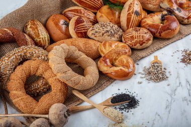 Türk pastanesi, hamur işi ürünleri. Türkçe hamur işleri. Pasta; pogaca, borek, acma, ay coregi, pastane vitrininde. Geleneksel Türk mutfağı kahvaltı kültürü.