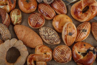 Türk pastanesi, hamur işi ürünleri. Türkçe hamur işleri. Pasta; pogaca, borek, acma, ay coregi, pastane vitrininde. Geleneksel Türk mutfağı kahvaltı kültürü.