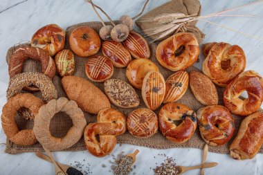 Türk pastanesi, hamur işi ürünleri. Türkçe hamur işleri. Pasta; pogaca, borek, acma, ay coregi, pastane vitrininde. Geleneksel Türk mutfağı kahvaltı kültürü.