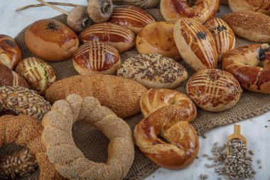 Türk pastanesi, hamur işi ürünleri. Türkçe hamur işleri. Pasta; pogaca, borek, acma, ay coregi, pastane vitrininde. Geleneksel Türk mutfağı kahvaltı kültürü.