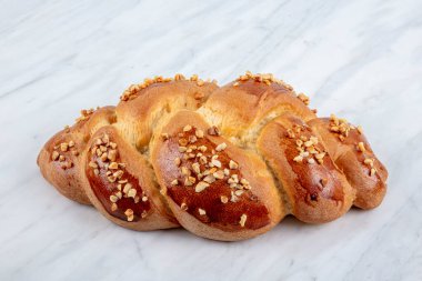 Paskalya örülmüş ekmek. Brioche, Fransız kökenli oldukça zengin bir ekmeğe benzeyen ve yüksek yumurta ve tereyağı içeriği ona zengin ve taze bir kırıntı veren bir hamur işidir..
