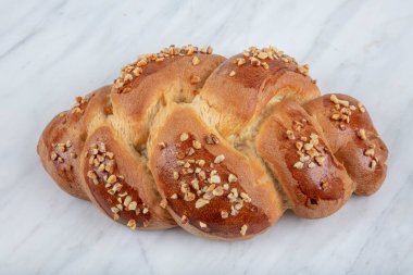 Paskalya örülmüş ekmek. Brioche, Fransız kökenli oldukça zengin bir ekmeğe benzeyen ve yüksek yumurta ve tereyağı içeriği ona zengin ve taze bir kırıntı veren bir hamur işidir..