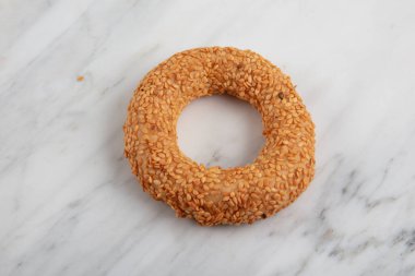 Türk Bagel Kandil 'i çay (pasta yığını) ile. Lezzetli, halka şeklinde bisküvi kandil maymunu genellikle kutsal gecelerde yenir..