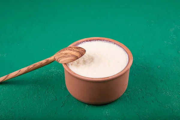 Natur Joghurt Kasserolle Schüssel Auf Holztisch Mit Löffel Nahaufnahme Taken — Stockfoto