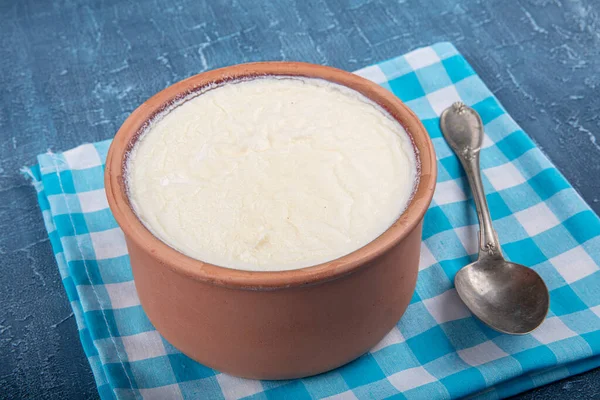 Zelfgemaakte Yoghurt Zure Room Een Rustieke Kom Natuurlijke Yoghurt Ovenschaal — Stockfoto