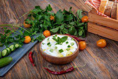 Kuru kakik. Geleneksel tzatziki ya da kakik masada. Geleneksel Türk aperatifi kakik, yoğurt, sarımsak ve salatalık ve nane..