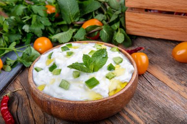 Kuru kakik. Geleneksel tzatziki ya da kakik masada. Geleneksel Türk aperatifi kakik, yoğurt, sarımsak ve salatalık ve nane..