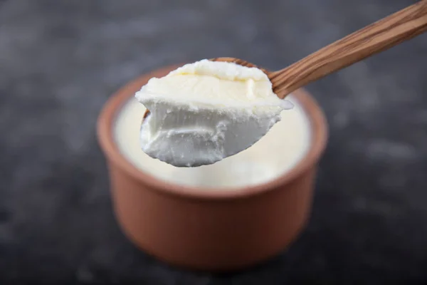 Ovenschotel Yoghurt Heerlijke Yoghurt Scene Met Houten Kom Zak Een — Stockfoto