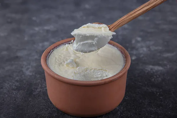 Auflauf Joghurt Leckere Joghurt Szene Mit Holzschale Und Sacktuch Nahaufnahme — Stockfoto