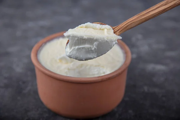 Gryta Yoghurt Läcker Yoghurt Scen Med Träskål Och Säckväv Närbild — Stockfoto