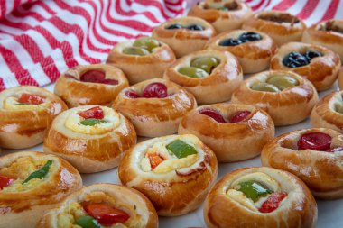 Mini Sosisliler açık büfe olarak servis edildi. Çeşitli sebzeli mini pizzalar, mozzarella peyniri ve mermer arka planda taze fesleğen, yakın plan, üst manzara..